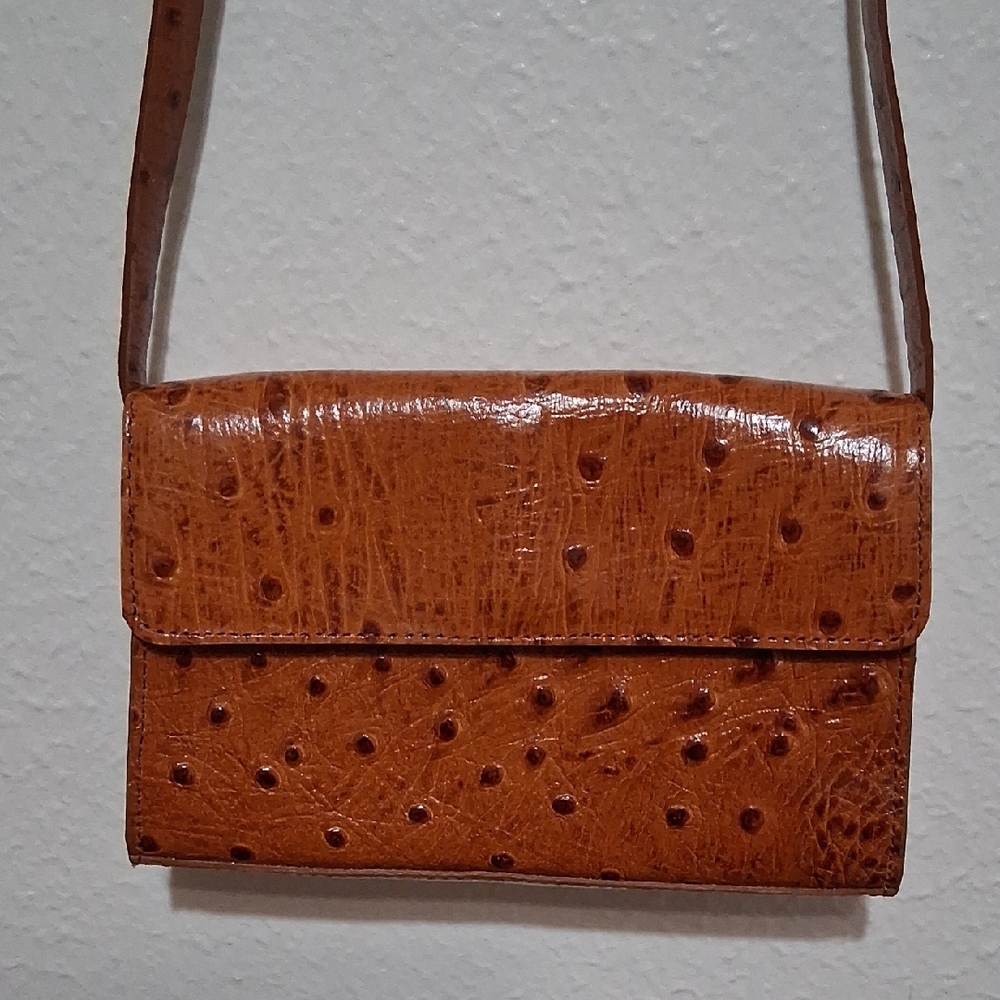 DKNY Brown Textured Crossbody BagDKNY Brown Leather Small Crossbody BagDescript